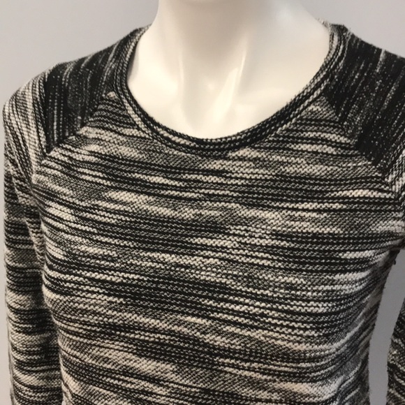 Banana Republic • Black & white scoop neck sweater - Picture 2 of 8